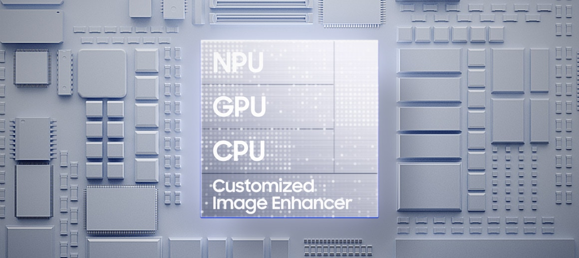 갤럭시 S26+의 맞춤형 칩셋이 NPU, GPU, CPU 및 맞춤형 이미지 향상 기능과 함께 나타납니다. 칩셋이 떨어지고 빛이 칩보드의 주변부로 흐릅니다. 화면이 축소되고 갤럭시 S26+의 메인 화면이 나타납니다. 기존 칩셋이 AI로 변화합니다.
