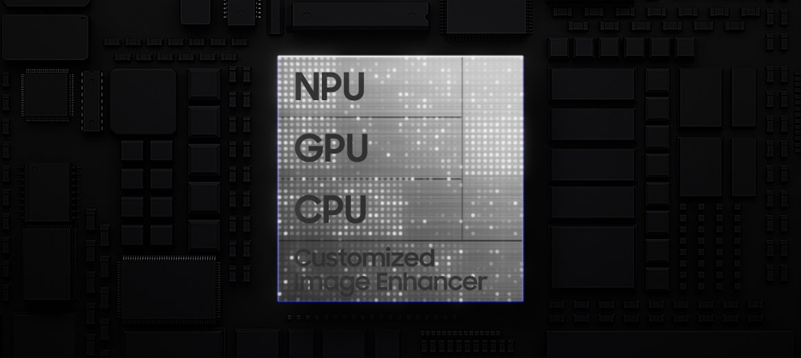 갤럭시 S26 울트라의 맞춤형 칩이 NPU, GPU, CPU 및 맞춤형 이미지 향상 기능과 함께 나타납니다. 칩셋이 떨어지고 빛이 칩보드의 주변부로 흐릅니다. 화면이 축소되고 갤럭시 S26 울트라 메인 화면이 나타납니다. 기존 칩셋이 AI로 변화합니다.